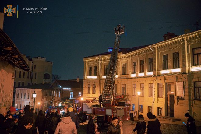 Пожарные ликвидировали возгорание в ресторане на Андреевском спуске в Киеве (ФОТО)