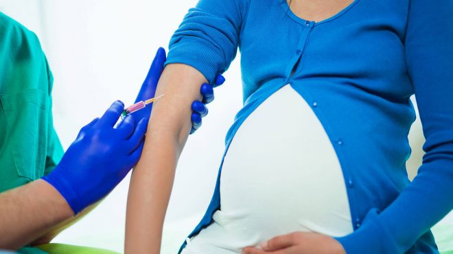 В МОЗ рассказали, можно ли вакцинироваться от COVID беременным и кормящим
