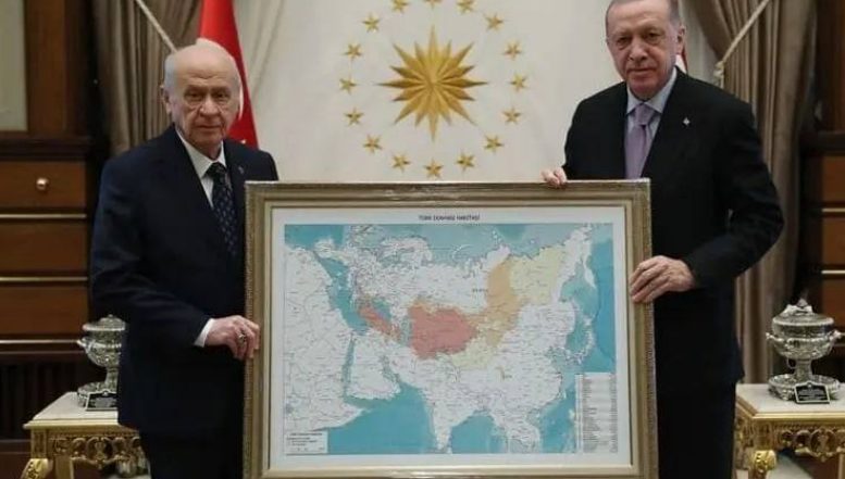Президенту Турции подарили карту тюркского мира с территорией РФ и Крыма (ФОТО)