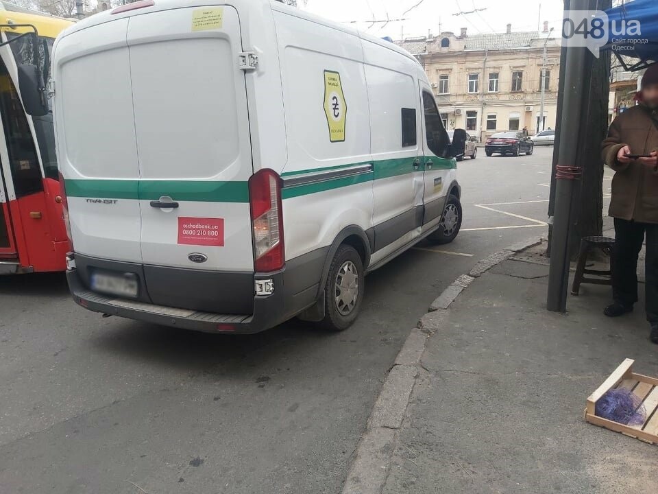 Припаркованный автомобиль инкассаторов перекрыл в Одессе движение троллейбусу (ФОТО)
