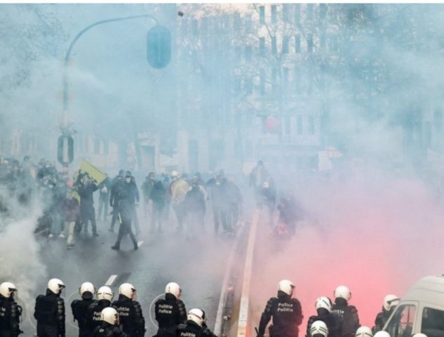 В Брюсселе полиция применила слезоточивый газ и водомет против толпы (ВИДЕО)