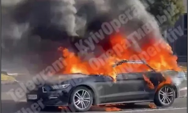 В Киеве горел элитный Ford Mustang за 800 тысяч гривен (ВИДЕО)