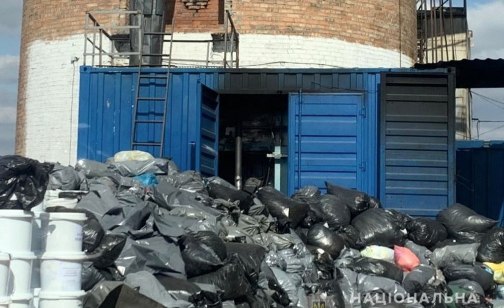 На Киевщине обнаружили открытую свалку медицинских отходов (ВИДЕО)