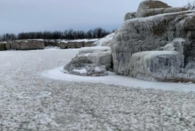 В Канаде редчайший феномен: вода покрылась ледяными шарами (ВИДЕО)