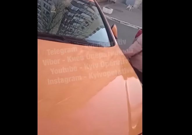 В Киеве «мстящая» девушка повредила припаркованное авто (ВИДЕО)