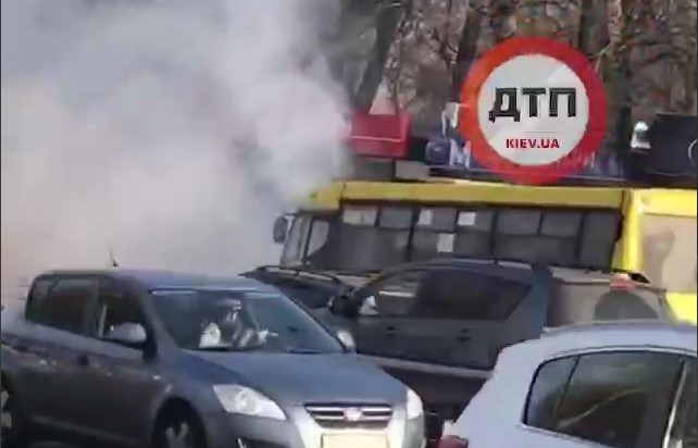 В Святошинском районе Киева на ходу загорелась маршрутка с пассажирами (ВИДЕО)