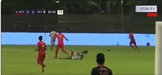 «Это не футбол»: министр спорта Мальдив на матче пустил в ход кулаки (ВИДЕО)