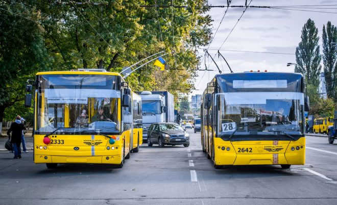 На столичной Троещине задерживаются троллейбусы и автобусы