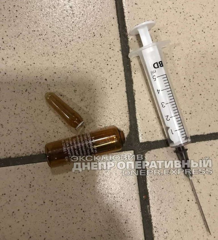 В Днепре в туалете поликлиники мужчина вколол себе препарат от глистов в шею (ФОТО)