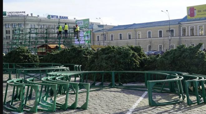 В Харькове устанавливают новогоднюю елку и каток (ФОТО)