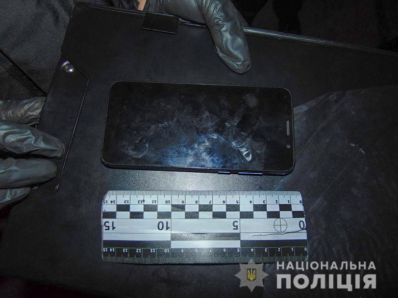 В Киеве мужчина украл телефон у собутыльника и скрылся (ФОТО)