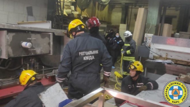 В Киеве на заводе произошла трагедия: на рабочих упал станок (ФОТО)