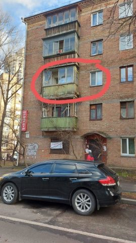 В Киеве жилец многоэтажки метнул с балкона стекло в ребенка (ФОТО)