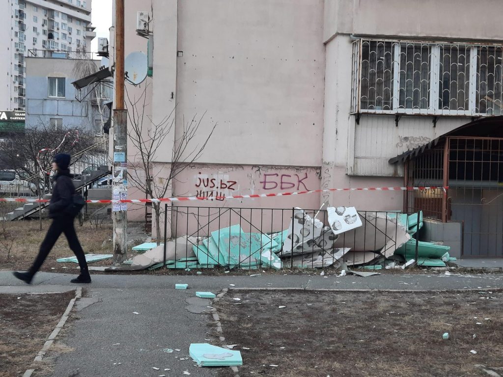 В Киеве сильный ветер уничтожил утеплитель на многоэтажке (ФОТО)