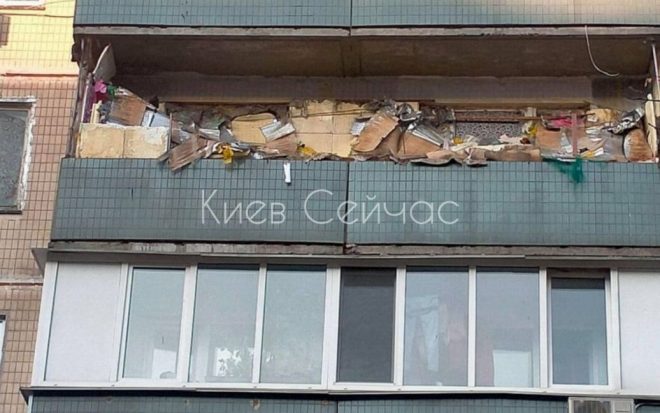 На Оболони в Киеве увидели жутко захламленный балкон (ФОТО)