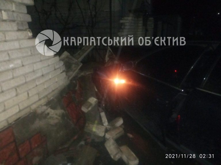 В Мукачево водитель Audi врезался в кирпичный забор (ФОТО)