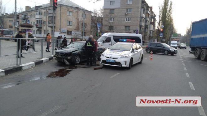 В Николаеве на перекрестке не разминулись Opel и микроавтобус (ФОТО)