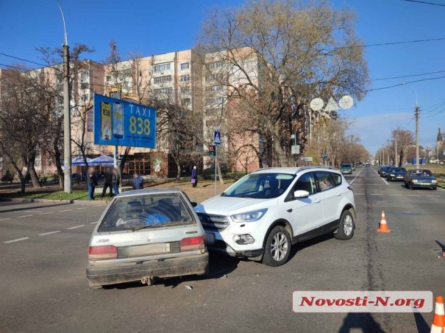 В Николаеве на перекрестке столкнулись Mazda и Ford (ФОТО)