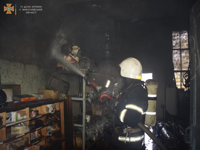 В Николаеве потушили пожар в троллейбусном депо (ФОТО)