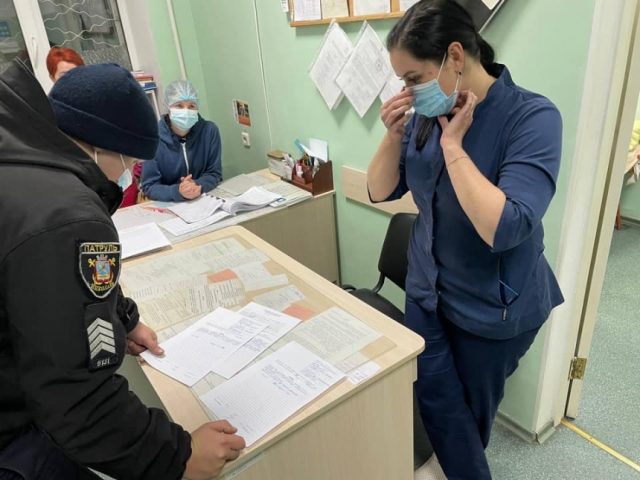 В Николаевской больнице родственники выбили двери, требуя кислород для больной (ФОТО)