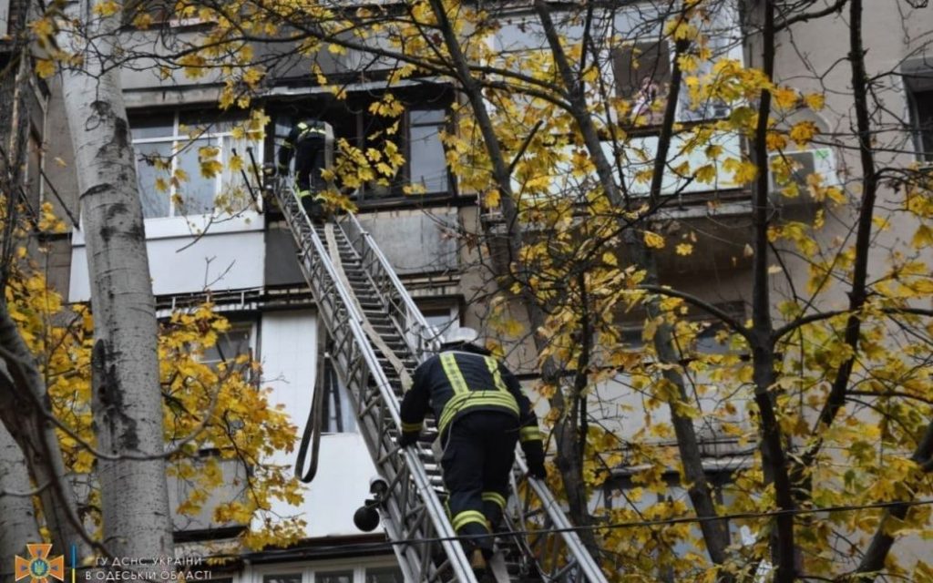В Одессе горела квартира: спасли 9 человек (ФОТО)