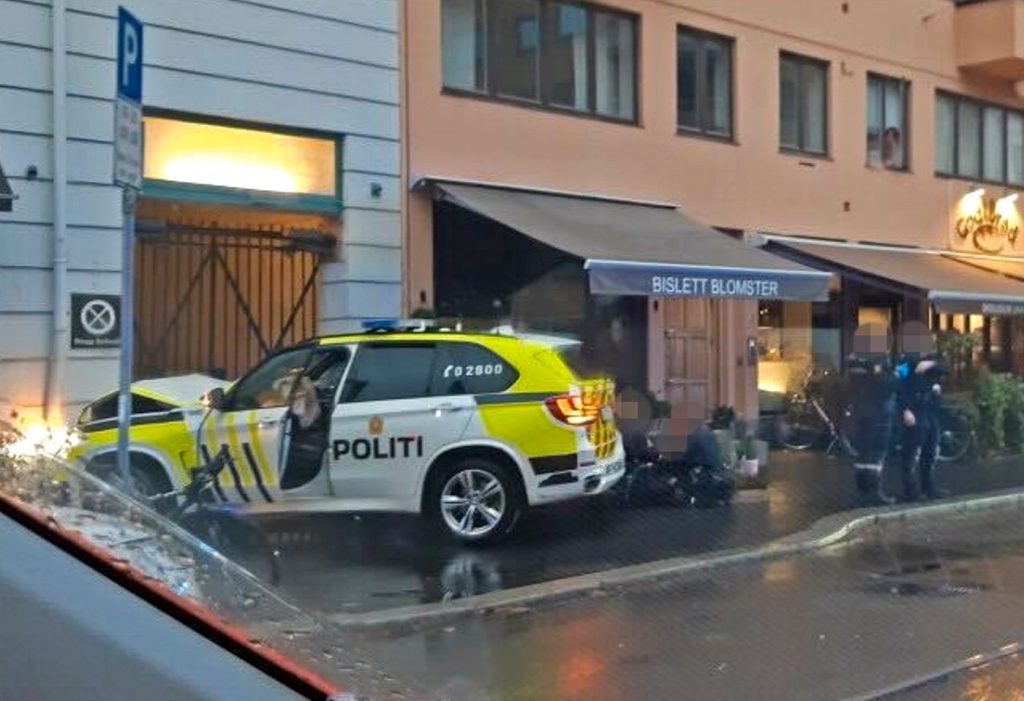 В Осло мужчина напал на полицейский патруль и умер (ФОТО)