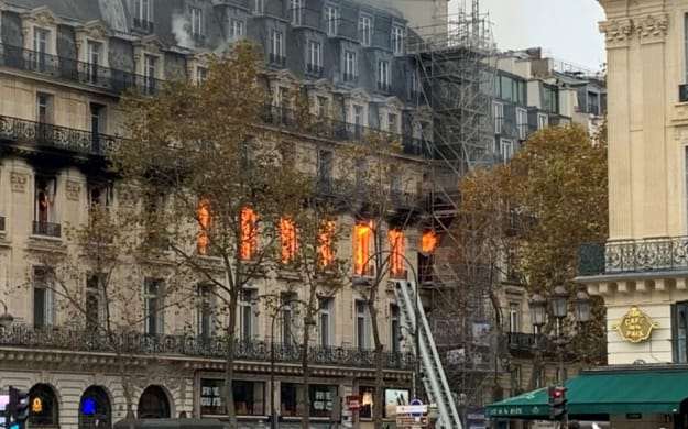 В Париже возле оперы произошел масштабный пожар (ФОТО)