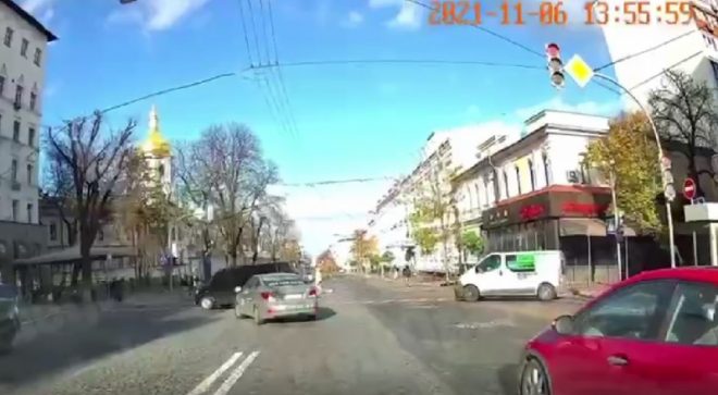 В Сети опубликовали видео нарушения таксистом ПДД под зданием СБУ (ФОТО, ВИДЕО)
