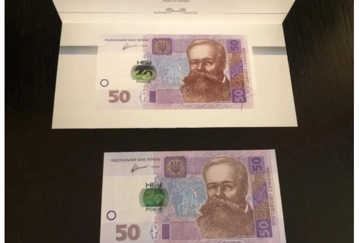 В Украине продают 50 гривен за тысячу долларов (ФОТО)