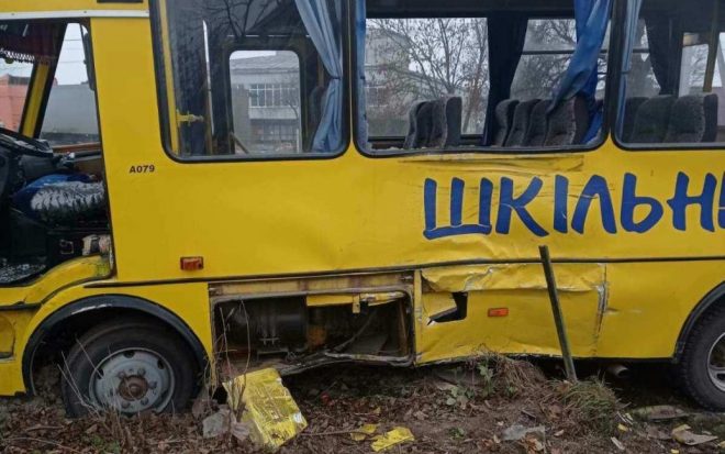 Во Львовской области столкнулись грузовик и школьный автобус (ФОТО)