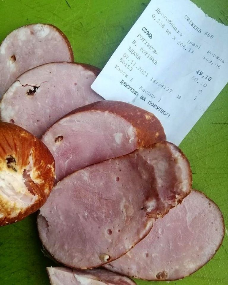 Жительница Черкасс в купленной колбасе обнаружила личинки (ФОТО)