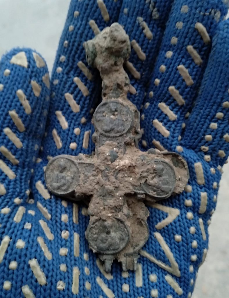 В Софии Киевской нашли древний крест: артефакту 800 лет (ФОТО)