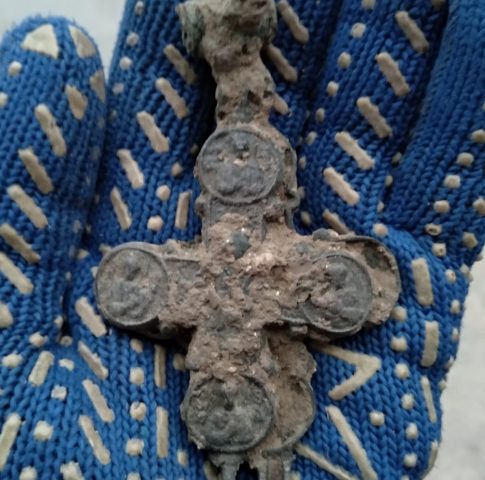 В Софии Киевской нашли древний крест: артефакту 800 лет (ФОТО)