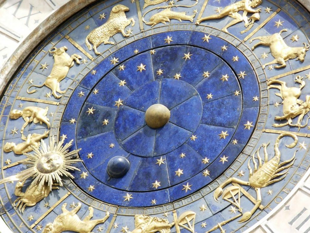 Астрологи определили знаки Зодиака, которым светит богатство в 2022 году