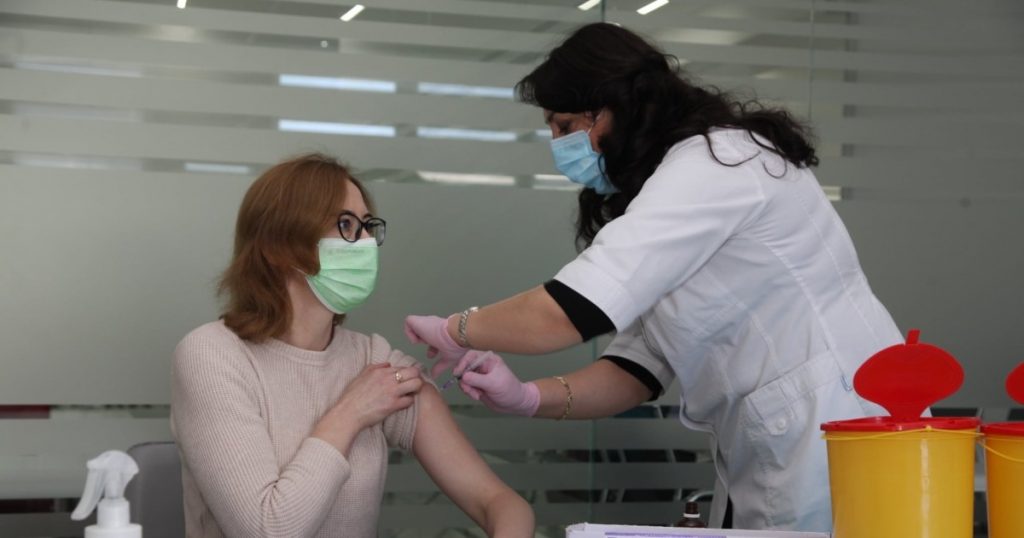 Эксперт прокомментировал выделение 1000 гривен за вакцинацию