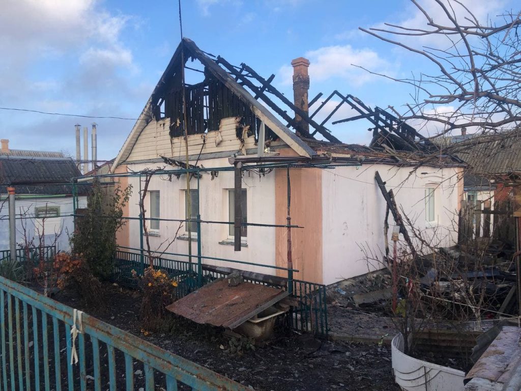 В Бердянске из-за пожара люди остались без крыши над головой (ФОТО)