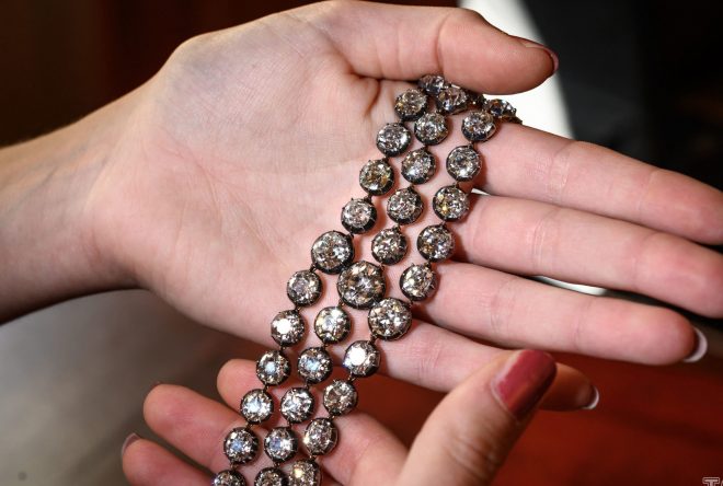 За 8 миллионов долларов продали бриллиантовые браслеты Марии-Антуанетты (ФОТО)