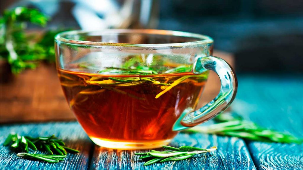 Почему стоит заваривать чай из листьев малины: много витамина С, антиоксидантов, магния, избавляет от болей