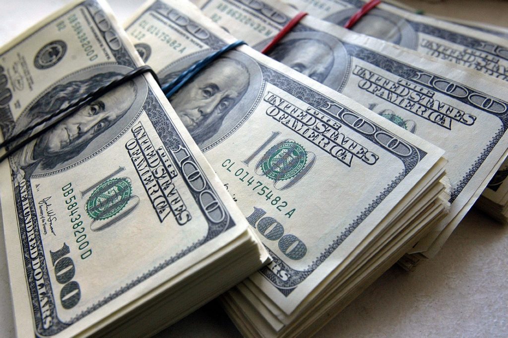 Курс доллара взлетел на фоне военного обострения на Донбассе  