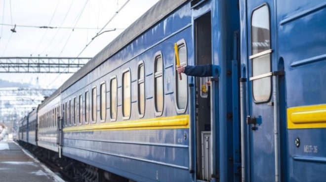 Под Харьковом женщину переехали два поезда, движение приостановлено