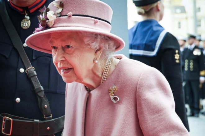 У 95-летней королевы Елизаветы II – травма спины: что известно