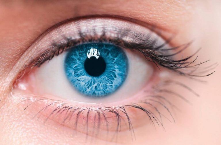 Врачи назвали симптомы на глазах, свидетельствующие о дефиците витамина В12