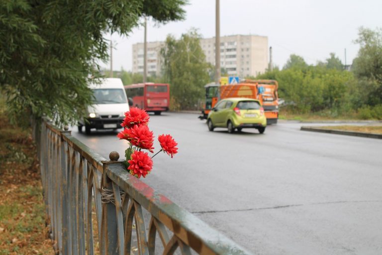 Харьковчан просят убрать венки, кресты и памятники с трасс