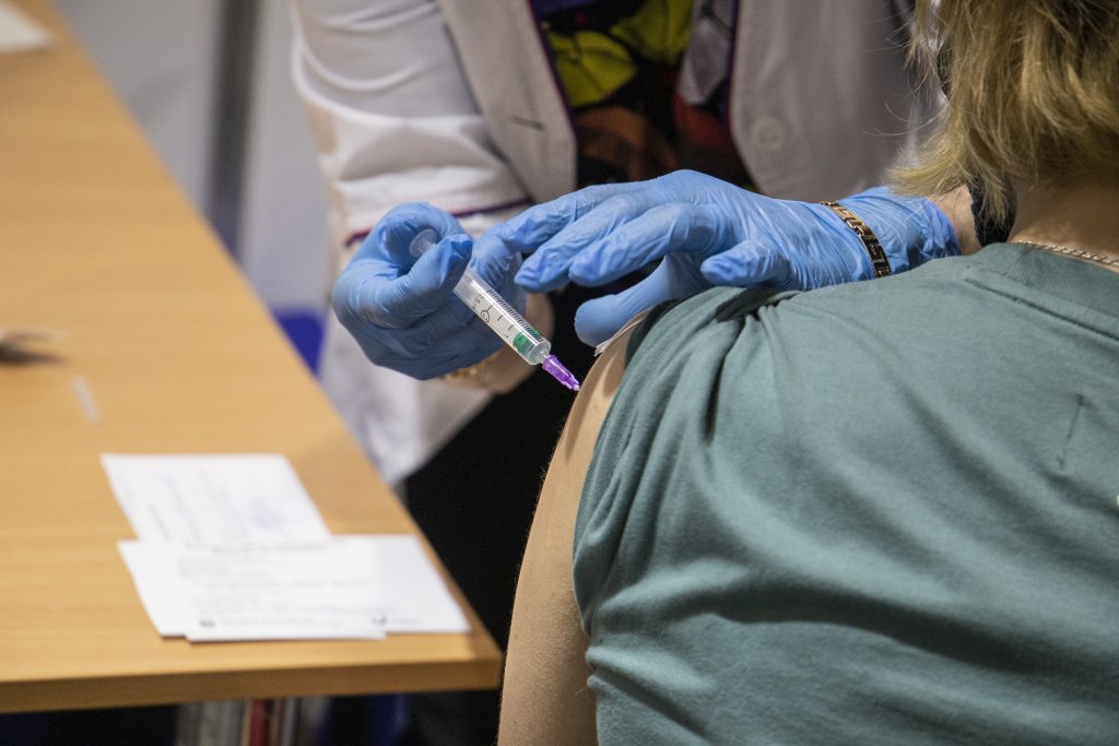 В Украине за сутки вакцинацию от COVID-19 прошли 299 272 человека