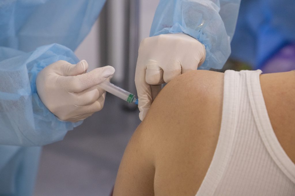Одну COVID-прививку получили 42% взрослых украинцев