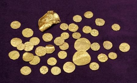 В Великобритании нашли крупный клад золотых монет, которым 1400 лет (ФОТО)