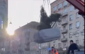 В Киеве на Бессарабской площади коммунальщики установили клумбы вместо бетонных блоков (ВИДЕО)