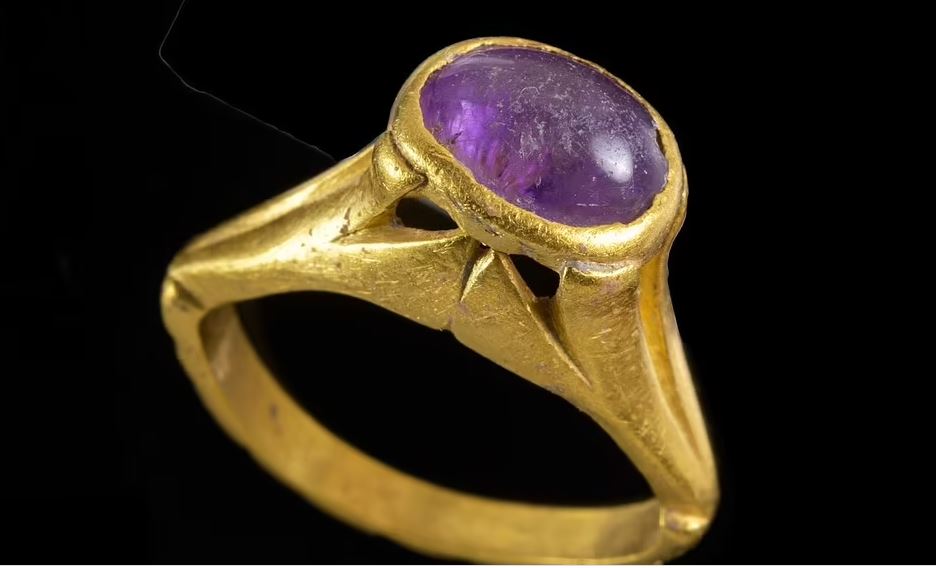 Археологи нашли в Израиле золотое кольцо, которому 1400 лет (ФОТО)