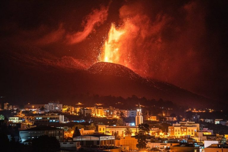 Извержение вулкана на Ла-Пальме, в воздух поднялся токсичный газ