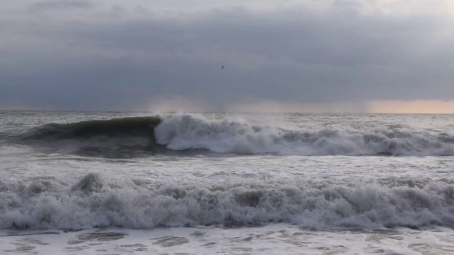 В Азовском море из-за шторма ожидаются двухметровые волны
